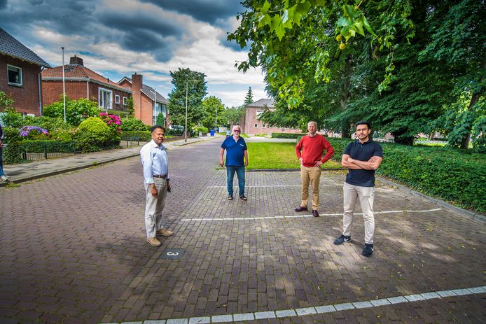 Bewoners van de Bataafse Kamp zijn niet blij met de uitbreiding van het aantal parkeerplaatsen.  Met van links naar rechts Aprul Maniek, Stan Vierhout, Michel Janssen en Nayin Maniek.
