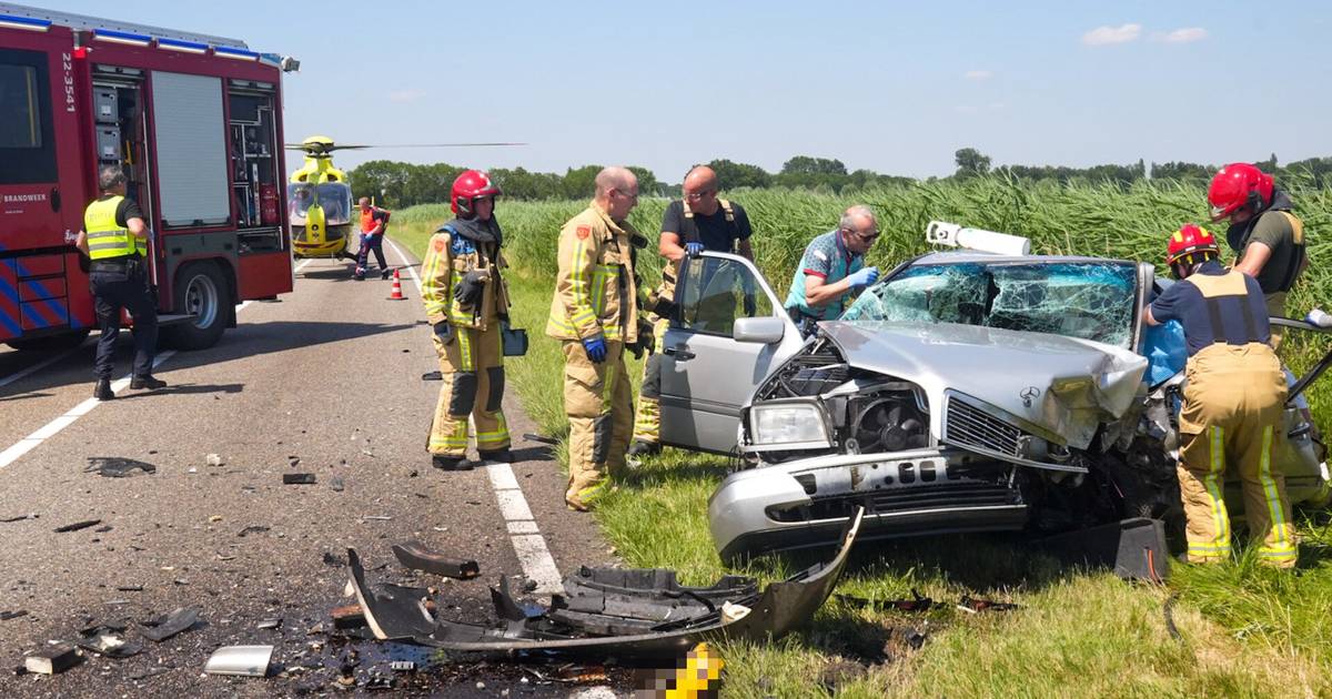 Frontale botsing op N279 in Beek en Donk, traumahelikopter landt op de weg.