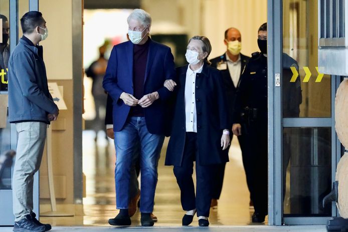 Bill Clinton et sa femme, l'ex-secrétaire d'État Hillary Clinton à la sortie de l'hôpital.