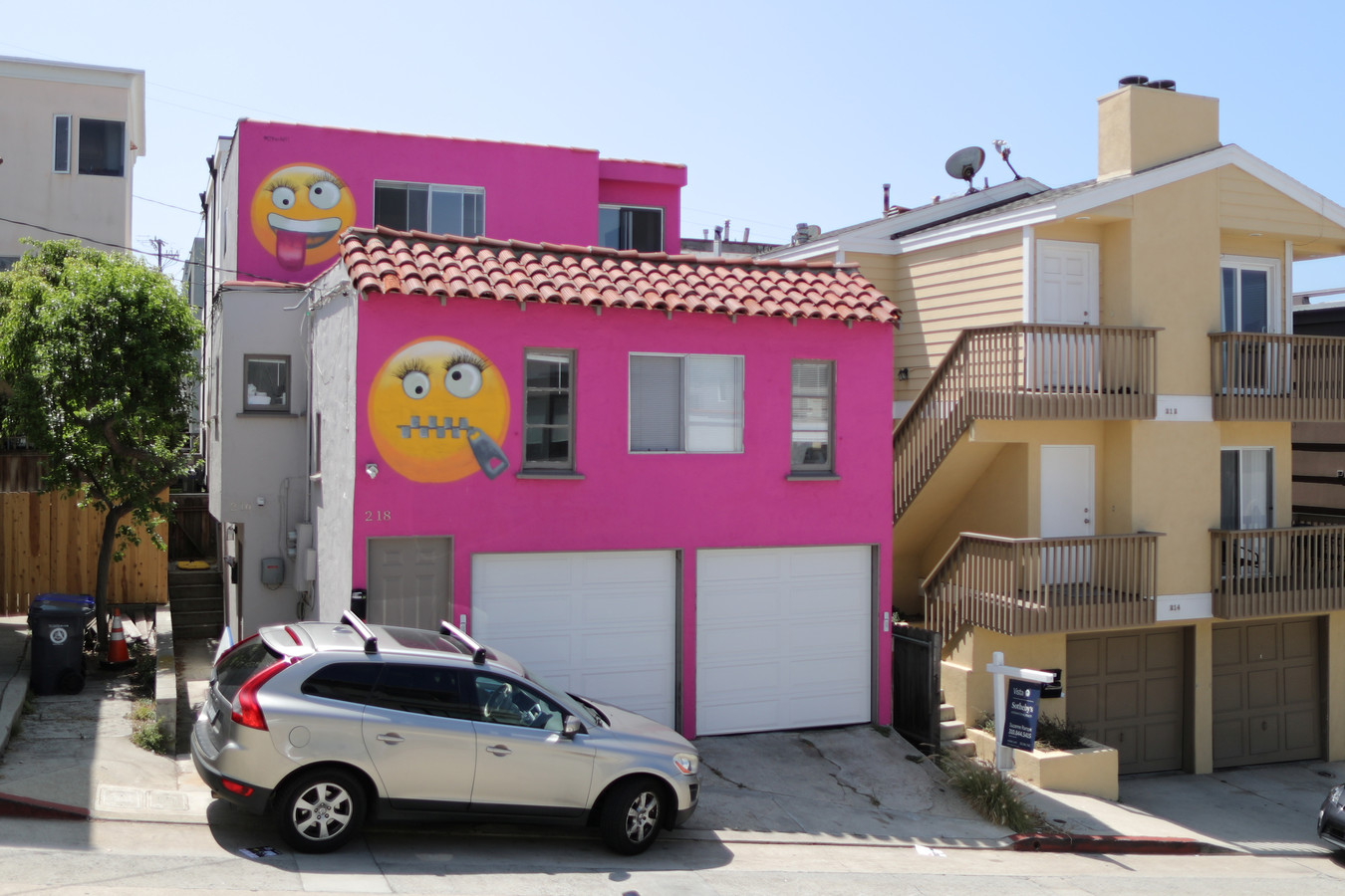 Dit knalroze huis versierd met emoji’s is het resultaat van een