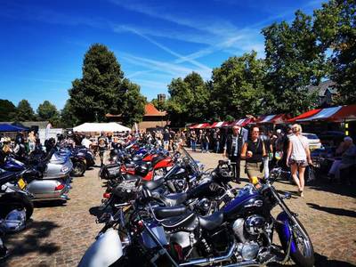 Motor-familiedag in Bakel voor enthousiastelingen maar ook voor goede doel