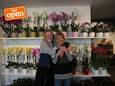 Luna Delloiter (22) en haar mama Sandra Coppens (50) in bloemenzaak Alpina in Lennik.