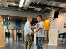 Jongeren met beperking klagen zorgverlener aan in voorstelling: ‘Verliefd worden is toch niet strafbaar, edelachtbare?’