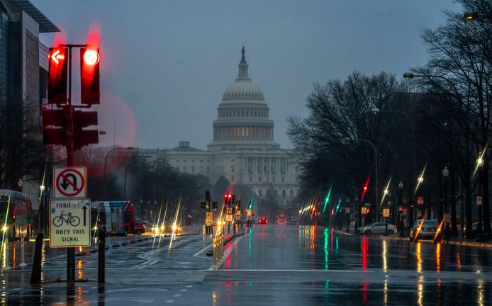 Washington DC ligt er dezer dagen verlaten bij. Het Huis en de Senaat kwamen gisteren slechts een paar minuten bij elkaar om vast te stellen dat er nog altijd geen akkoord is om de shutdown te stoppen.
