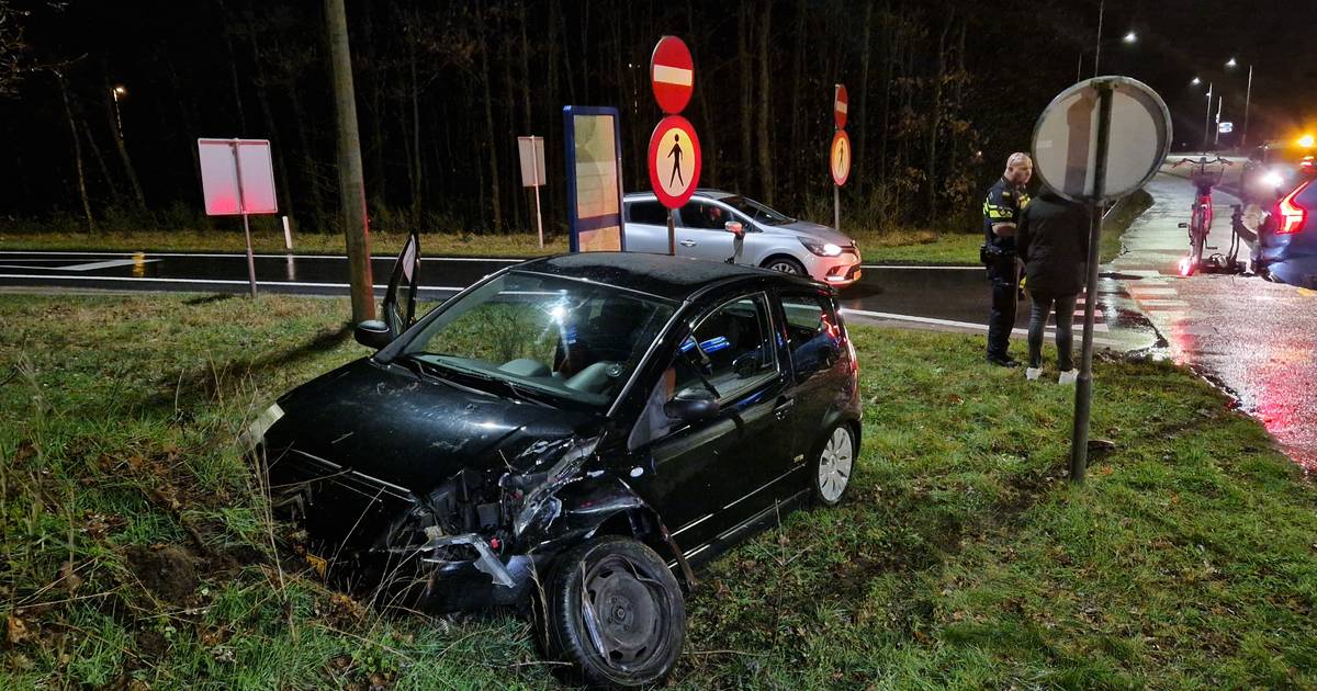 Twee autos fors beschadigd na aanrijding bij Beekbergen.