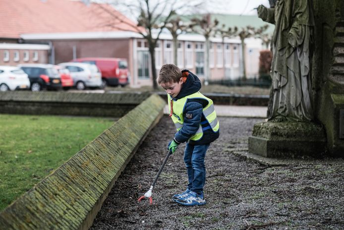 Leerlingen van 't Scathe in Pannerden ‘zingend’ het zwerfvuil te lijf ...