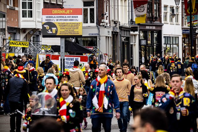 Carnavalvierders in het centrum van Oeteldonk, de naam die de stad Den Bosch draagt tijdens carnaval.