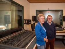 Echtpaar Henny (76) en Feniks (80) 100 jaar achter de knoppen van de Overijsselse Ziekenomroep: ‘We laten de omroep niet in de steek’