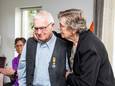 Voor zijn langdurige inzet voor de samenleving is de 82-jarige Harm Huisjes vanochtend thuis in Radewijk benoemd tot Lid in de Orde van Oranje-Nassau. De uitreiking ontroerde Harm, zijn vrouw Riek en hun naasten.
