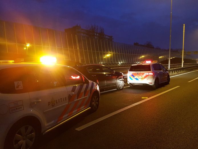 De achtervolging eindigde op de A28 ter hoogte van Leusden. Drie inzittenden werden aangehouden.