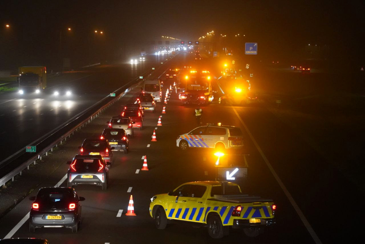 Verkeer heeft vanwege het ongeluk nog maar een rijstrook over.