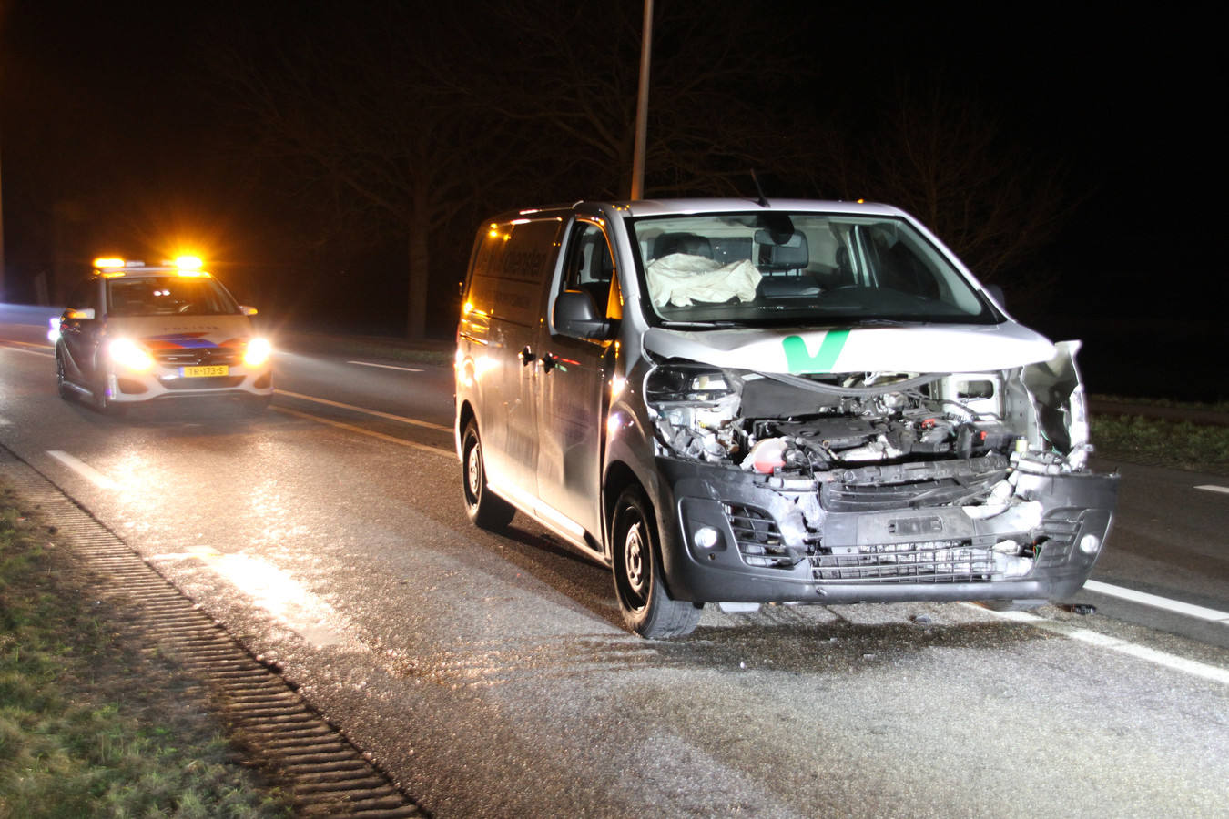 De voorkant van het busje raakte zwaar beschadigd bij het ongeval op de Nijverdalseweg (N35) bij Mariënheem.