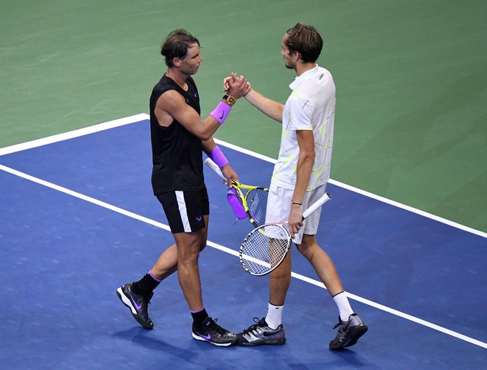 Nadal en Medvedev bedanken elkaar na de wedstrijd.