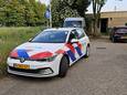 De politie doet onderzoek bij de woning aan de Lucas de Kockstraat in Ede.