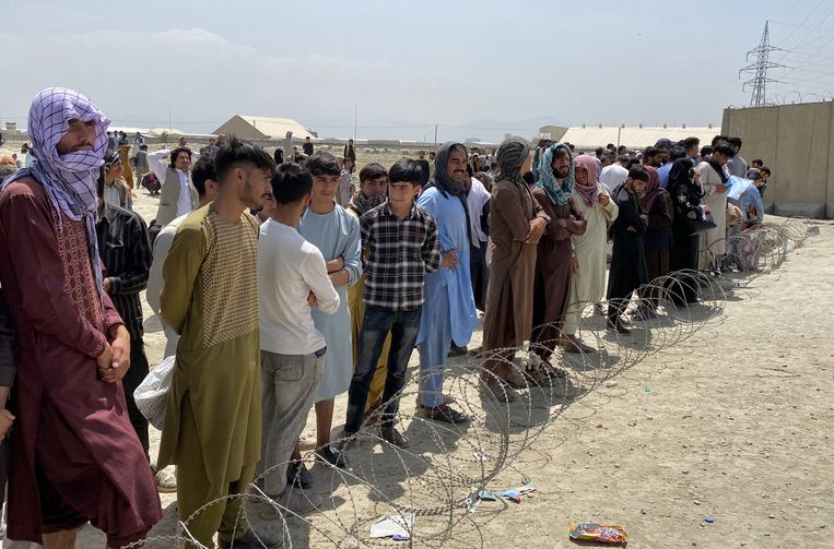 Afghanen wachten op evacuatie bij de luchthaven van Kaboel. Beeld EPA
