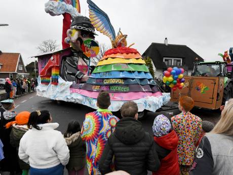 De saaie piemels winnen, dit is de uitslag van de carnavalsoptocht in Neede