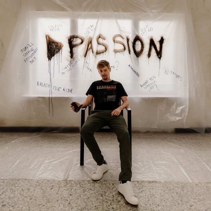 Dennis Cartier heeft met 'Passion' z'n debuutalbum uit.