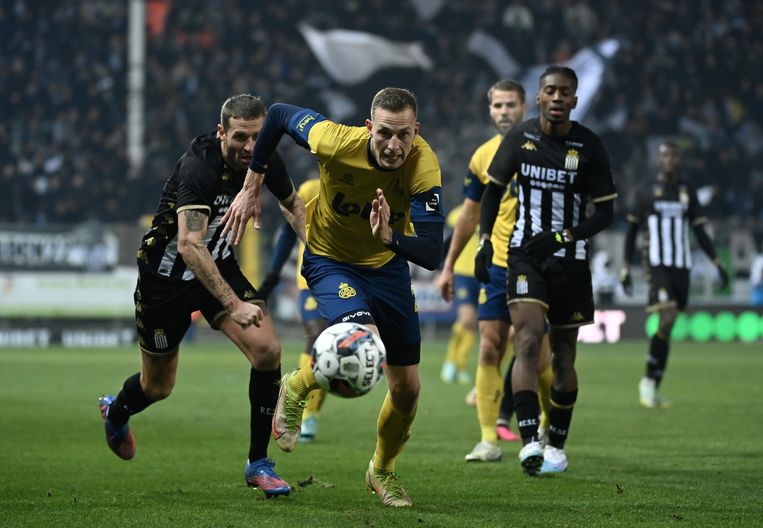 Spits Gustaf Nilsson in actie tegen Charleroi. Union straalt steeds veel energie uit. Beeld BELGA