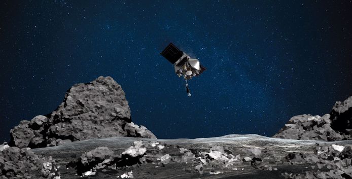 Impressie van de afdaling van ruimtesonde OSIRIS-REx naar asteroïde Bennu om een staal van het oppervlak van de ruimterots op te halen.