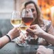 Zóveel dagen per jaar drinken we gemiddeld een borrel (spoiler: ‘t zijn er best veel)