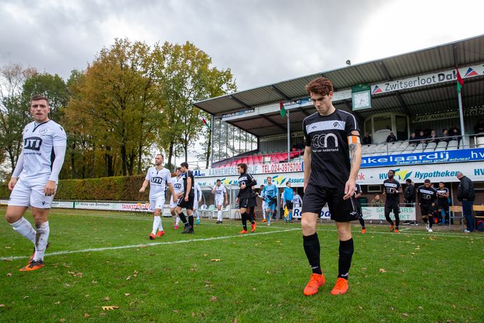 Achilles’29 (zwart shirt) speelt, eind 2019, voor het eerst een thuiswedstrijd op het sportpark van Germania.