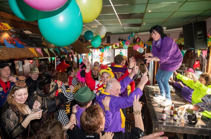 Feest bij café de Bospoort in Ede, waar de Ridders van de Slof carnaval vieren
