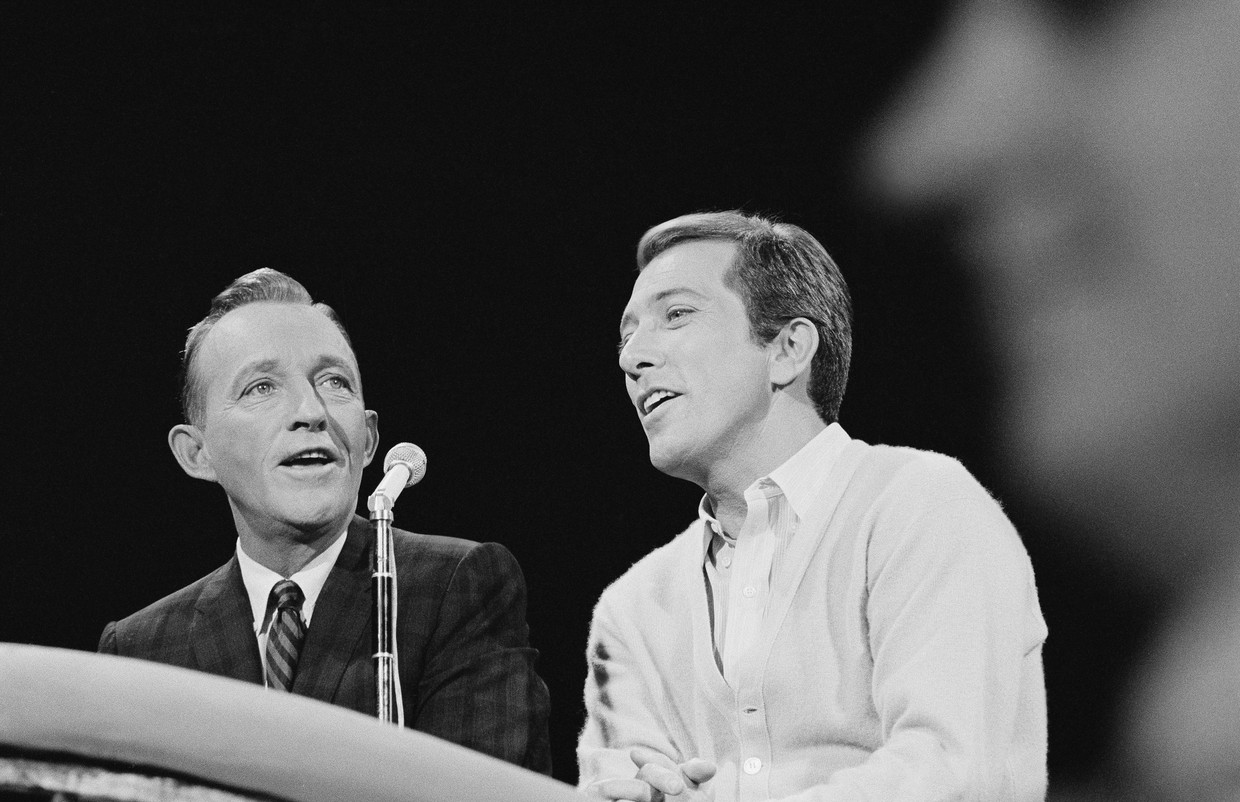 Bing Crosby (links) en Andy Williams in The Andy Williams Show in 1966.  Beeld Getty