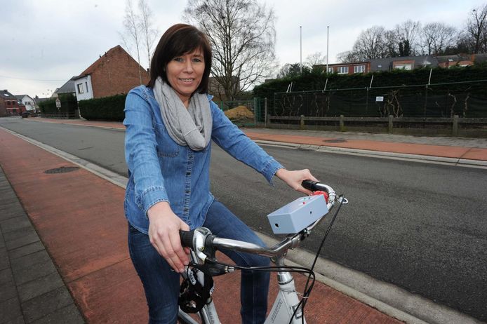 Els Dauwe hoopt dat het toestelletje en de bijhorende app voor vrachtwagenchauffeurs (foto inzet) in de toekomst heel wat dodehoekongevallen kunnen vermijden.