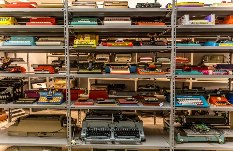 In de kelder van het typemachinemuseum in Partschins, Italië : rekken vol kleurrijke machines die je ­allemaal mag proberen. Beeld Noël van Bemmel