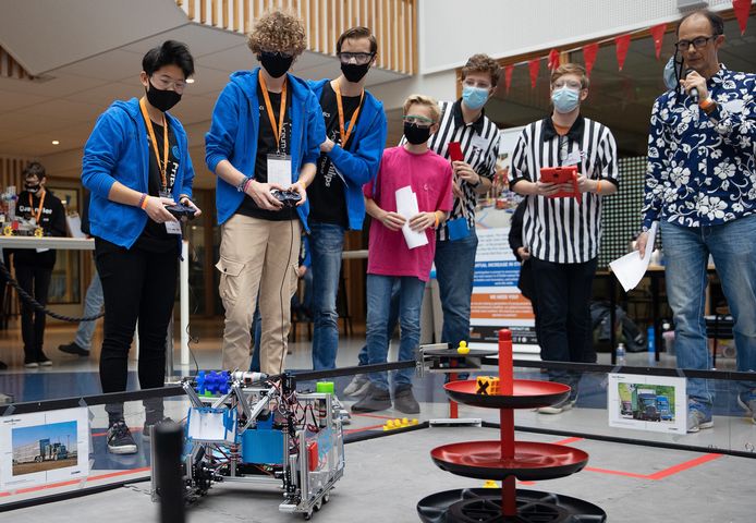League Meet Freight Frenzy bij het Frits Philips lyceum-mavo. Een robotwedstrijd voor scholieren.