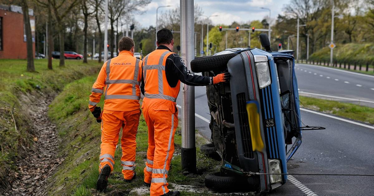 Auto komt op kant terecht bij botsing in Tilburg: bestuurder door brandweer uit wagen gehaald.