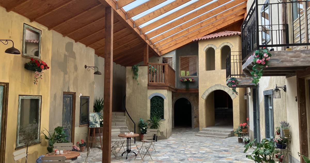 Vluchtelingen uit Oekraïne worden in Bentelo wakker bij het getetter van parelhoenders, ‘de poelepet