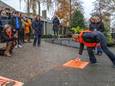 Wethouder Anja Prins spuit met oranje verf het eerste logo van Orange the World op de straat. Te beginnen voor Schouwburg Orpheus, daarna ging de reis naar het Marktplein in Apeldoorn.