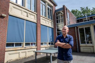 Benauwde lokalen en scheuren in gevelpla­ten, toch moet dit schoolge­bouw nog even mee