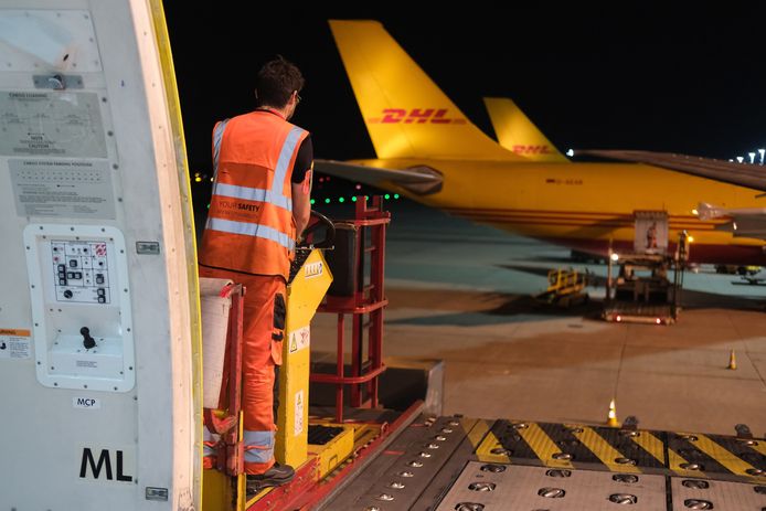 Ter illustratie. Een DHL-werknemer bezig met het laden van een vliegtuig op Brussels Airport.