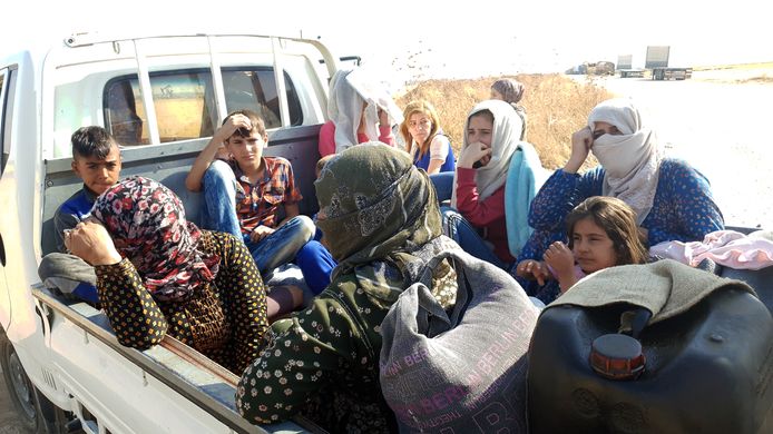 Koerdische vrouwen en kinderen zijn op de vlucht geslagen voor Turkse aanvallen.