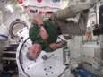 Astronauten spelen met spinner in Internationaal Ruimtestation ISS