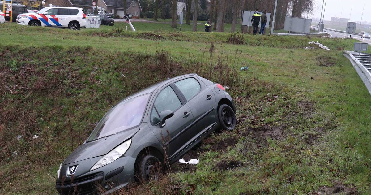 Auto belandt in de berm bij ongeval in Waalwijk, bestuurder is spoorloos.
