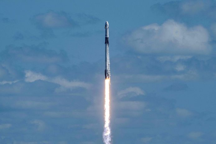 De raket met de ruimtevaarders werd ontwikkeld door het bedrijf SpaceX van Elon Musk en is woensdag gelanceerd vanaf Cape Canaveral in de Amerikaanse staat Florida.
