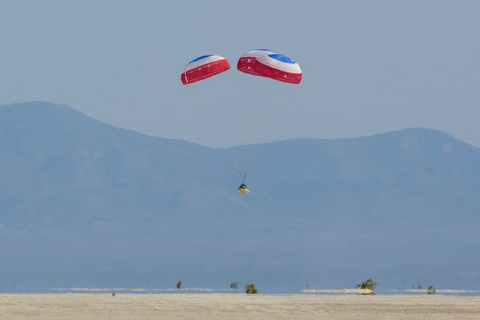 Het CST-100 Starliner ruimtevaartuig van Boeing landt op de White Sands Missile Range in New Mexico (Verenigde Staten).
