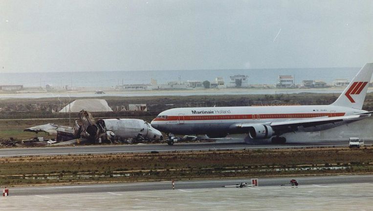 Een toestel van Martinair passeert daags na de ramp in Faro het wrak van het verongelukte toestel. Beeld anp
