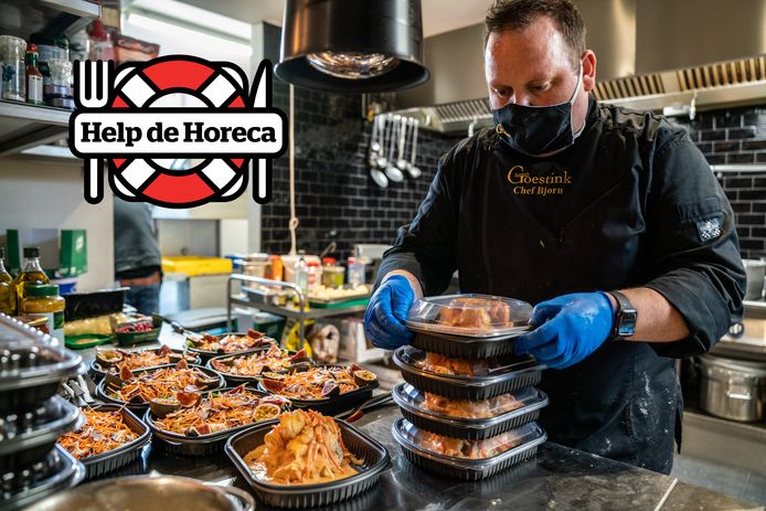 Bjorn legt de laatste hand aan de schotels met tongrolletjes, kreeftensaus en juliennegroentjes.