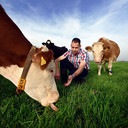 Jack Verhulst bij zijn koeien die alleen gras eten.