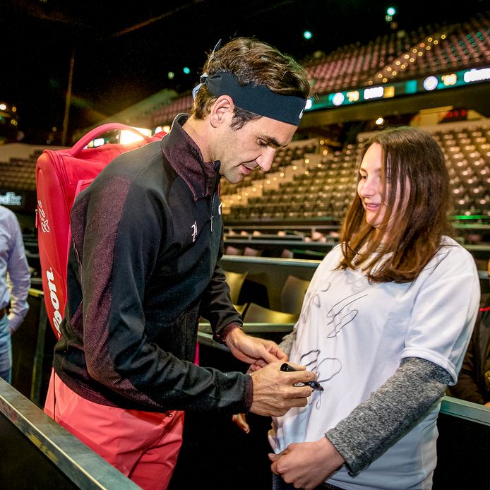 Roger Federer deelt een handtekening uit.