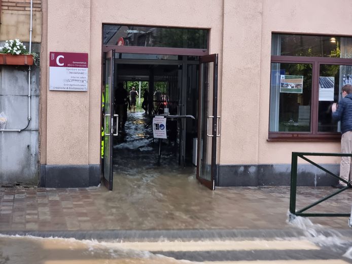 Wateroverlast in Sint-Genesius-Rode. Er stroomde zelfs water doorheen het gemeentehuis.