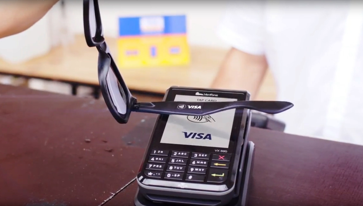 De Amerikaanse creditcardmaatschappij Visa werkt aan een zonnebril waarmee betaald kan worden. Beeld RV