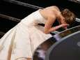 Jennifer Lawrence tombe sur scène en allant chercher son Oscar