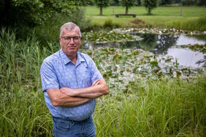 Enternaar Albert Bouwmeester is het liefst te vinden in zijn achtertuin waar het Twentse landschap ligt.