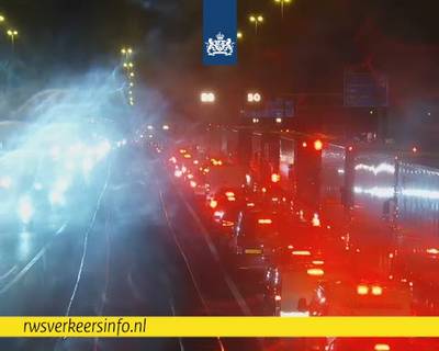 Flinke file op A27 door betonmolen op de weg, vertraging opgelopen tot anderhalf uur
