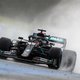 Lewis Hamilton grijpt de pole voor Verstappen in kletsnatte kwalificaties in Oostenrijk, Ferrari’s stellen weer teleur